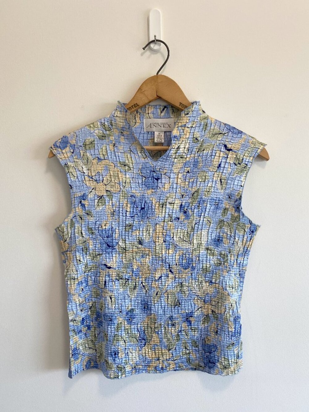 Vintage Sleeveless Popcorn Top w/ Mandarin Collar / Y2K / Satin